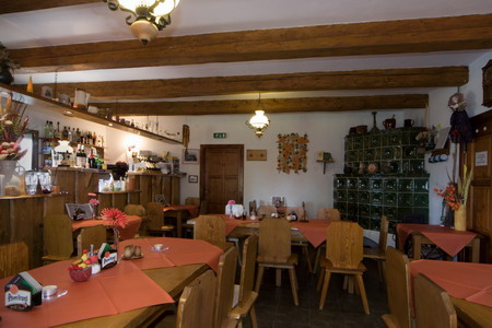 Ubytov�n� - �umava - Penzion pod hradem Ka�perk - restaurace - kachlov� kamna